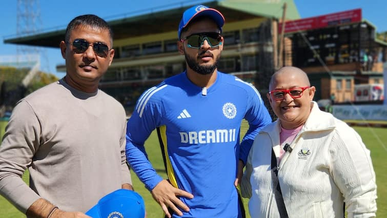 ind vs zim t20 riyan parag gets debut cap from father parag das mother hugs video goes viral former indian domestic cricketer Watch: रियान पराग ने किया पिता का सपना पूरा, डेब्यू मैच में शेयर किया भावुक लम्हा; वायरल हुआ वीडियो