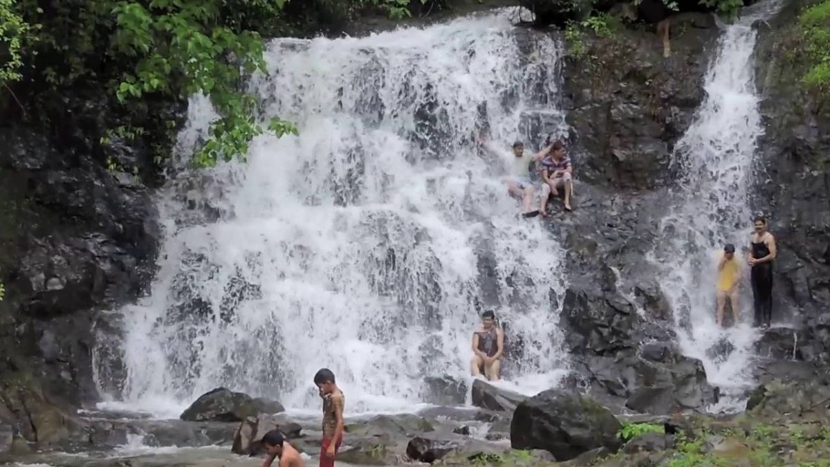 Travel : पावसात कोकणातील राजापूरात येवा..! लोणावळा, खंडाळा विसराल, इथलं सौंदर्य तुम्हाला वेड लावेल