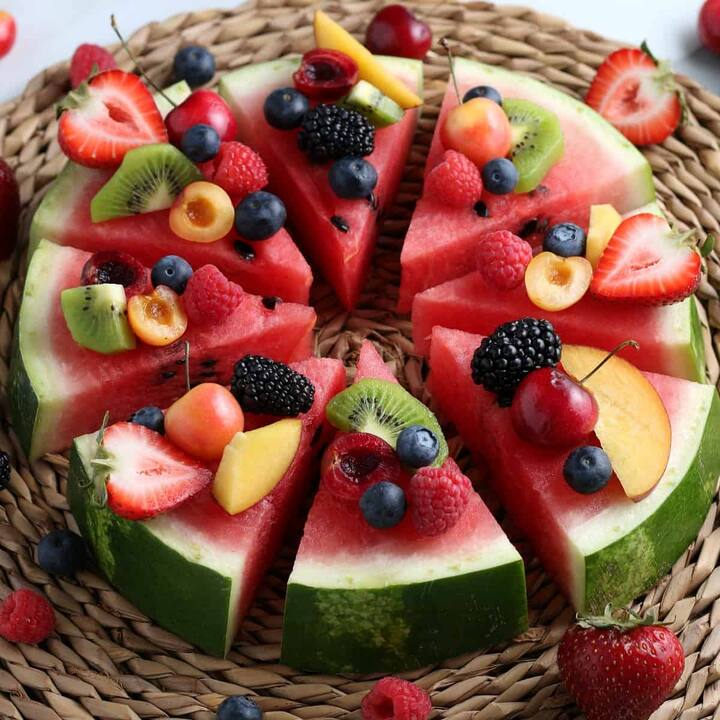 Watermelon Pizza:  ਜੇਕਰ ਤੁਸੀਂ ਵੀ ਸ਼ਾਮ ਨੂੰ ਸਵਾਦਿਸ਼ਟ ਅਤੇ ਬਿਨਾਂ ਤਲੇ ਹੋਏ ਸਿਹਤਮੰਦ ਸਨੈਕਸ ਖਾਣਾ ਚਾਹੁੰਦੇ ਹੋ, ਤਾਂ ਤੁਸੀਂ ਇਸ ਘਰੇਲੂ ਬਣੇ ਖਾਸ ਤਰਬੂਜ ਪੀਜ਼ਾ ਨੂੰ ਅਜ਼ਮਾ ਸਕਦੇ ਹੋ। ਇਹ ਘੱਟ ਸਮੇਂ ਵਿੱਚ ਤਿਆਰ ਹੋ ਜਾਂਦਾ ਹੈ।