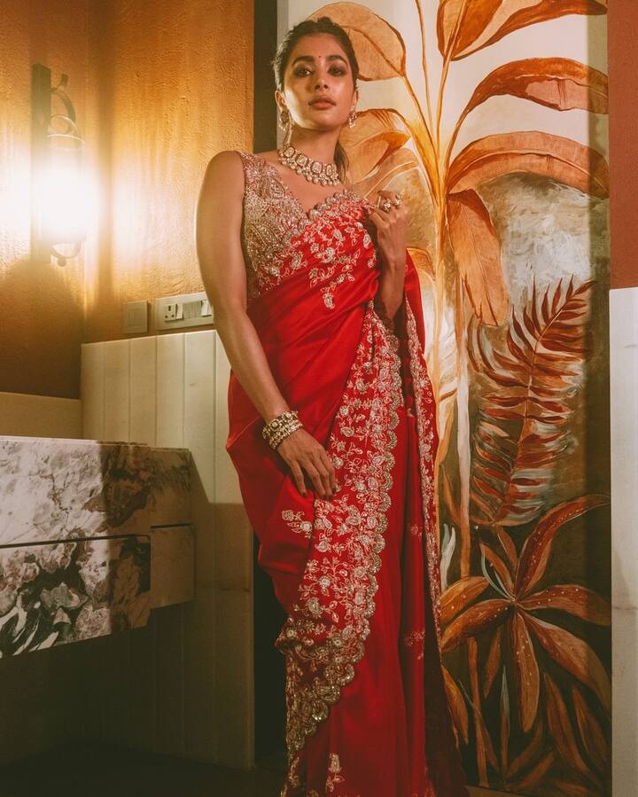 Pooja Hegde Photos: 'బుట్టబొమ్మ' పూజ హెగ్డే రెడ్‌ అలర్ట్‌ ఇచ్చింది. తాజాగా సోషల్‌ మీడియాలో తన లేటెస్ట్‌ ఫోటోలు షేర్‌ చేసింది. రెడ్‌ కలర్‌ ఫ్యాన్సీ చీరలో కుందనపు బొమ్మలా మెరిసిపోయింది.