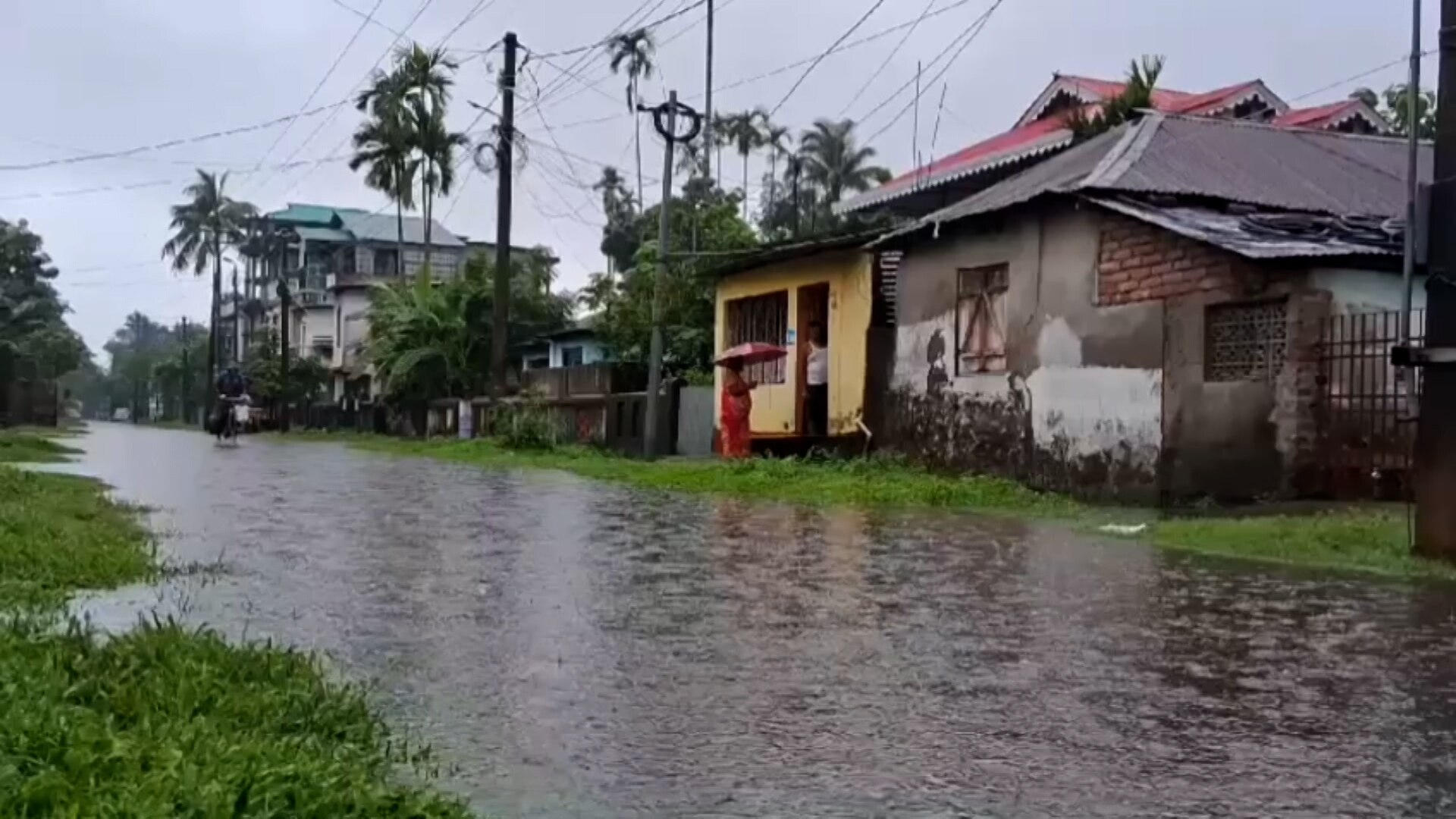 North Bengal Flood : উত্তরবঙ্গের আকাশে সিঁদুরে মেঘ, সর্বগ্রাসী চেহারা তিস্তার, জলে ডুবছে ঘর-বাড়িও