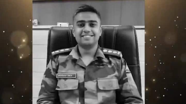 त्यामध्ये,  7 जणांना मरणोत्तर हा सन्मान बहाल करण्यात आला आहे. या सोहळ्यातील एक भावूक क्षण सध्या सोशल मीडियावर व्हायरल होत असून या व्हिडिओमुळे अनेकांचे डोळे पाणावले आहेत.