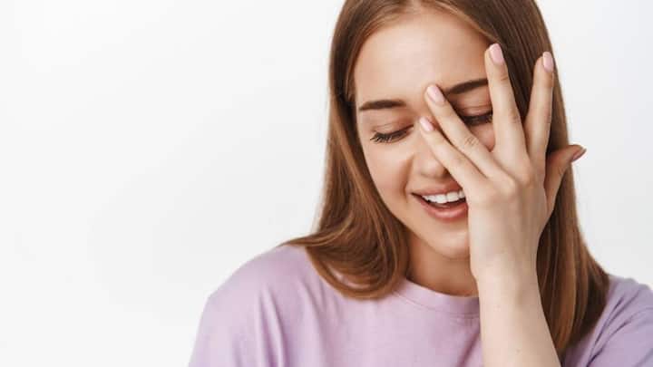 ड्राई आई आंखों से जुड़ी एक गंभीर बीमारी है. यह बीमारी तब होती है जब आंखों में पानी की कमी होने लगती है. इसमें आंख धीरे-धीरे ड्राई होने लगता है. और उसमें खुजली शुरू हो जाती है.