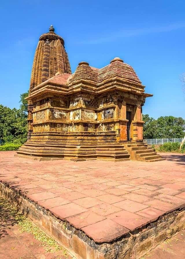 बस्तर घूमने आने वाले पर्यटकों के लिए राज्य सरकार ने सर्किट हाउस और रिसॉर्ट भी बनाया है. जिससे यहां आसानी से पर्यटक रुक कर बस्तर के खूबसूरत वाटरफॉल, गुफाएं और घने जंगलों के साथ-साथ ऐतिहासिक मंदिर और एडवेंचर्स का लुत्फ उठा सकते हैं. साथ ही बड़ी संख्या में निजी रिसोर्ट बनाए गए हैं. पिछले एक साल पहले बस्तर में होम स्टे की शुरूआत की गई है, जिससे पर्यटक यहां की सभ्यता और संस्कृति को करीब से देख सकें. इस दौरान यहां पर्यटक झोपड़ीनुमा (हट) में रहकर बस्तर के स्वादिष्ट व्यंजन, यहां की वेशभूषा और आदिवासी कल्चर का लुत्फ उठा सकते हैं. इस होम स्टे में अब बड़ी संख्या में पर्यटक रुक रहे हैं, यहां आने पर्यटकों को ये खूब पसंद भी आता है.