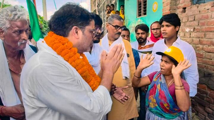 प्रशांत किशोर ने यह घोषणा भी कर दी है कि जन सुराज को अब वह पार्टी में तब्दील करेंगे.