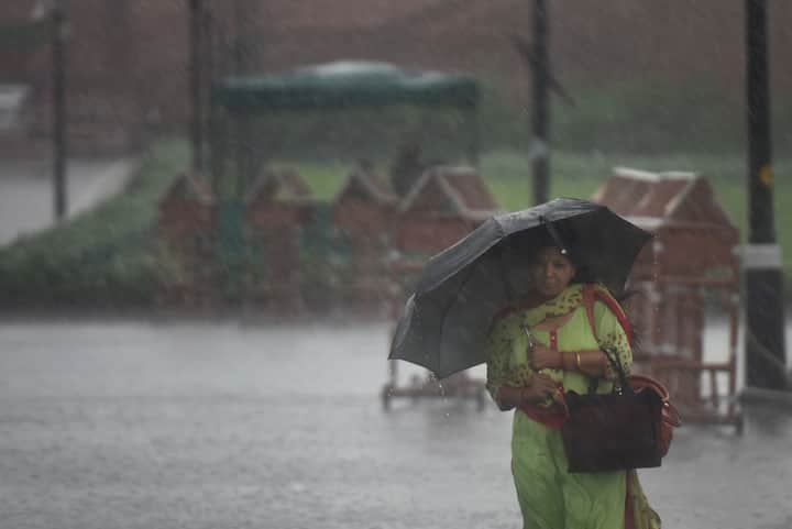 मौसम विभाग के मुताबिक दक्षिण-पश्चिम मानसून आठ जुलाई की सामान्य तारीख से छह दिन पहले यानी दो जुलाई को ही दिल्ली सहित पूरे देश में आ गया.