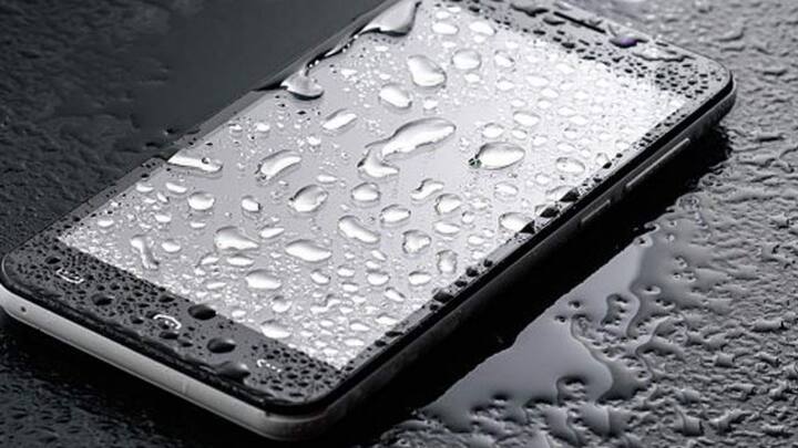 कुछ फोन आजकल वाटरप्रूफ आते हैं लेकिन सभी फोन वाटरप्रूफ नहीं आते. अगर आपका फोन भीग गया है और अपने कुछ गलतियां कर दीं. तो फोन काम करना बंद कर सकता है और वह पूरी तरह खराब हो सकता है.