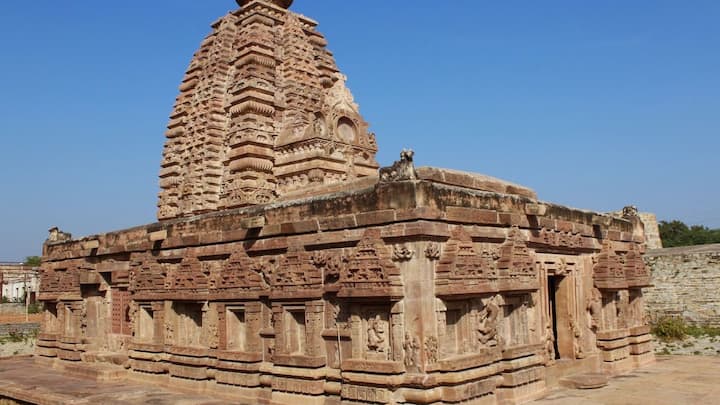 रामाप्पा मंदिर - हे शिवमंदिर तेलंगणा राज्यातील मुलुगु जिल्ह्यात आहे. जर तुम्ही हैदराबादहून प्रवास करणार असाल तर तुम्हाला अंदाजे 210 किमी अंतर कापावे लागेल. युनेस्कोच्या जागतिक वारसा स्थळांच्या यादीतही या मंदिराचे नाव समाविष्ट आहे. पालमपेट गावात असलेल्या या मंदिराचा इतिहास इसवी सन 1213 चा आहे. या मंदिराबद्दल असे म्हटले जाते की, या मंदिराला बांधण्यासाठी 40 वर्षे लागली. हे सँडस्टोन, ग्रॅनाइट, डोलेराइट आणि चुनापासून बनलेले आहे: मंदिर सकाळी 6 ते संध्याकाळी 6 पर्यंत सुरू राहते. ठिकाण- वारंगलच्या मुख्य शहरापासून सुमारे 70 किमी अंतरावर आहे.