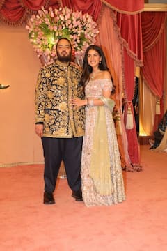 कभी बांधनी घाघरे में किया सोलह श्रृंगार...तो कभी गोल्डन गाउन में दिखाई अदाएं, देखिए Radhika Merchant के ग्लैम लुक