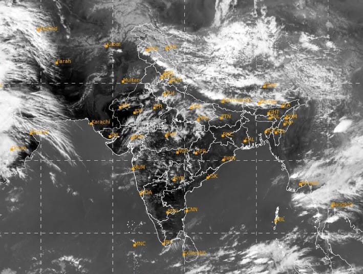 અમરેલી, ભાવનગર, પંચમહાલ, દાહોદ, મહીસાગર, વડોદરા અને છોટાઉદેપુરમાં આજે ભારે વરસાદની આગાહી કરવામાં આવી છે. હવામાન વિભાગે અહીં યલો એલર્ટ આપ્યું છે.