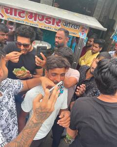 Bhool Bhulaiyaa 3 की शूटिंग के बीच ओरछा में ठेले की चाट एंजॉय करते दिखे Kartik Aaryan, शेयर की तस्वीरें