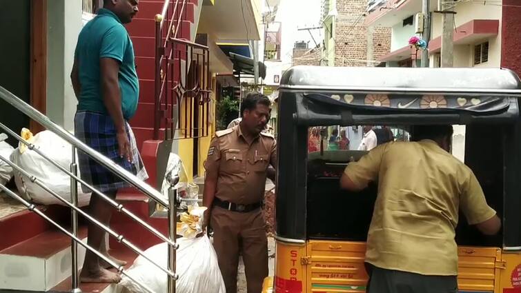theni Gutka worth 3 lakhs worth illegally kept at home seized Theni: 3 லட்சம் மதிப்பிலான குட்கா பறிமுதல்! வீட்டில் பதுக்கி வைத்திருந்த 2 பேர் கைது!