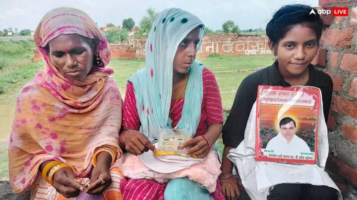 Hathras Stampede: भोले बाबा, हरिनारायण साकार नाम से भी जाने जाते हैं. हाथरस के फुलरई में उनका सत्संग खत्म होने के बाद 'चरण धूलि' के लिए बड़ी संख्या में लोगों के आगे बढ़ने के दौरान मची भगदड़ मच गई थी.