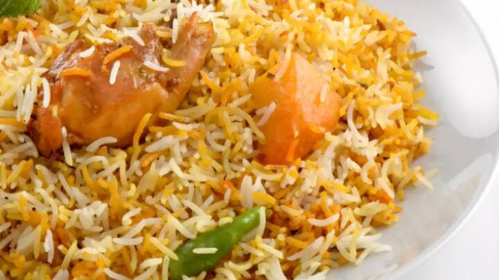 सर्व प्रथम चिरलेला कांदा, लवंगा, वेलची, दालचिनी, लसूण, आले, काळी मिरी आणि जायफळ स्वच्छ कापडात बांधून बंडल बनवा. आता एका भांड्यात पाणी घ्या, त्यात चिकन, मीठ घाला आणि मसाल्याचा बंडल घाला. नंतर 20 मिनिटे असेच राहू द्या. 20 मिनिटांनंतर, चिकन, पाणी आणि मसाले वेगळे ठेवा.