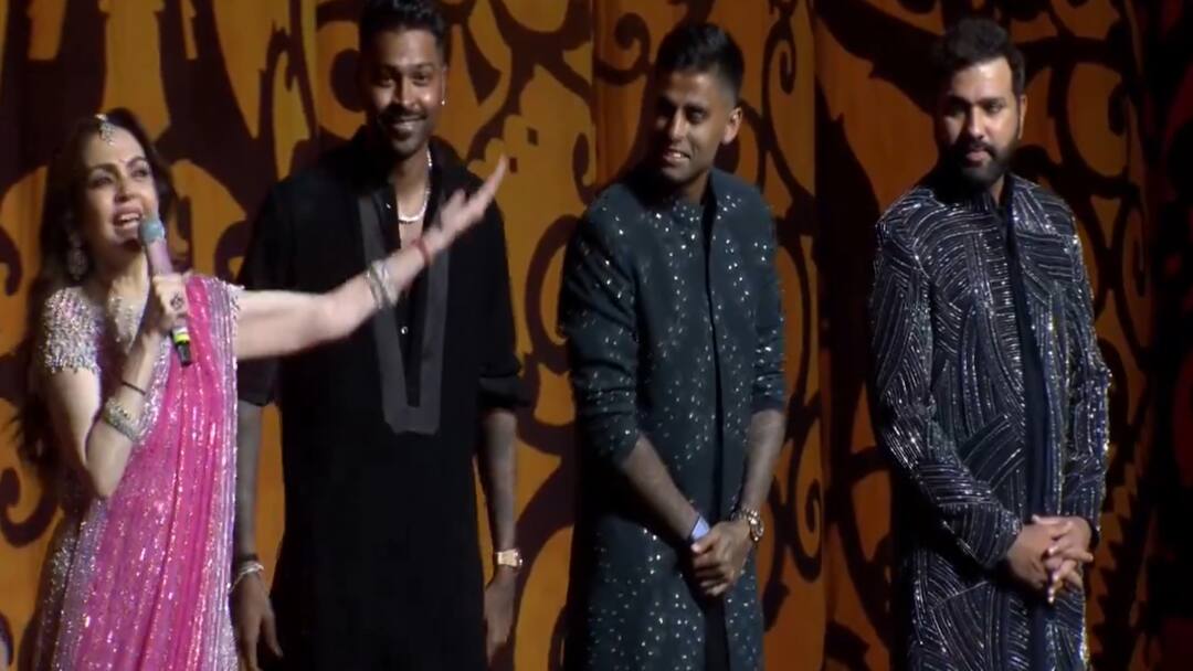 ”கடினமான காலங்கள் நீடிக்காது, ஆனால் கடினமான மனிதர்கள் சாதிக்கிறார்கள்”- இந்திய வீரர்களை கெளரவித்த அம்பானி குடும்பத்தினர்! T20WC champions Rohit Sharma Hardik Pandya Surykaumar honoured with grand gesture at Anant Ambani Radhika Merchant sangeet ”கடினமான காலங்கள் நீடிக்காது, ஆனால் கடினமான மனிதர்கள் சாதிக்கிறார்கள்”- இந்திய வீரர்களை கெளரவித்த அம்பானி குடும்பத்தினர்!