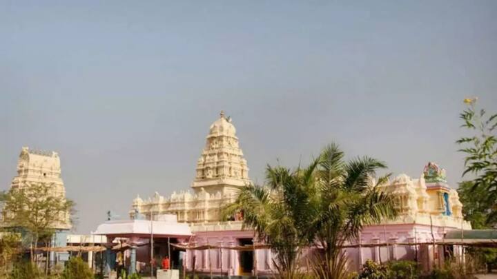 श्रीशैलम मल्लन्ना - हे मंदिर आंध्र प्रदेश राज्यातील कर्नूल जिल्ह्यात आहे. हे ज्योतिर्लिंग तीर्थक्षेत्र पलामुरू जिल्ह्यात हैदराबादपासून 229 किमी अंतरावर आहे. हे मंदिर विजयनगरच्या राजांनी बांधले होते. नल्लमला जंगलाच्या डोंगराच्या मधोमध असलेल्या या शिवमंदिराला भेट दिल्यास त्यांच्या सर्व मनोकामना पूर्ण होतील, अशी अनेक भाविकांची श्रद्धा आहे. हे मंदिर भगवान शंकराच्या बारा ज्योतिर्लिंगांपैकी एक आहे. हे भारतातील चमत्कारिक शिवमंदिर म्हणून ओळखले जाते.