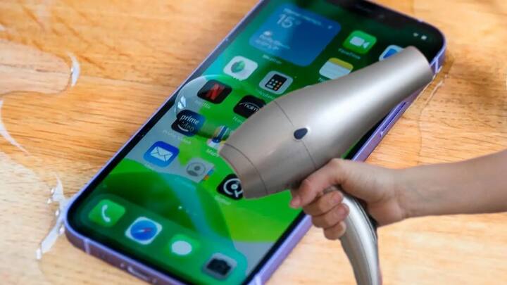 फोन जब गीला हो जाता है तो बहुत से लोग उसे हेयर ड्रायर से सुखाने की कोशिश करते हैं. लेकिन ऐसा करने पर हेयर ड्रायर की गर्म हवा फोन को और खराब कर सकती है.