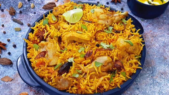 पावसाळ्यात बहुतेक लोकांना नॉनव्हेज पुलाव खायला आवडतो. तुम्ही याआधी अनेक प्रकारचे पुलाव बनवले असतील पण तुम्ही असा चविष्ट चिकन पुलाव कधी ट्राय केला आहे का? नसेल तर एकदा नक्की करून बघा. ही रेसिपी वाचून तुम्ही सहज बनवू शकता.