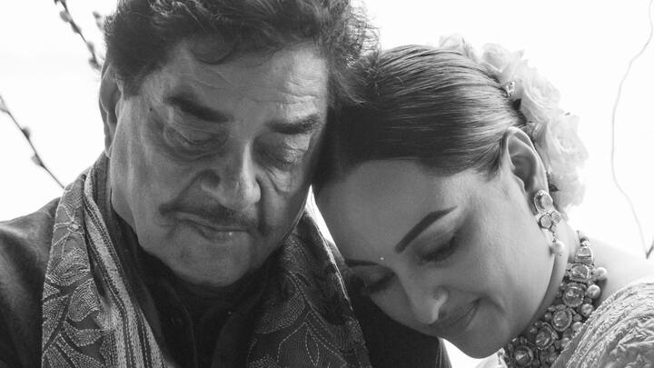 বিয়ের পরে ছুটির দিন। আজকের বৃষ্টি দিনটা তো সদ্য বিবাহিত জাহির ইকবালের (Zaheer Iqbal) সঙ্গেই কাটানোর কথা সোনাক্ষী সিংহের (Sonakshi Sinha)-র। কিন্তু তাঁর মন পড়ে রয়েছে বাবার বাড়িতে।