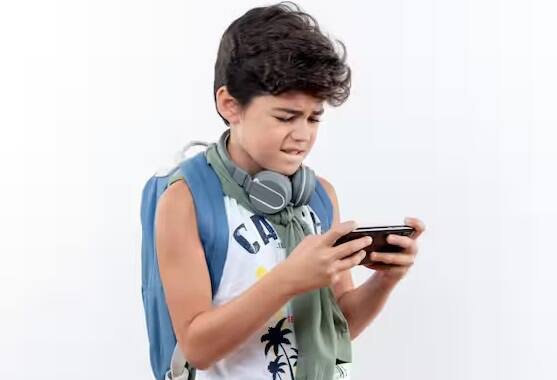 ઓનલાઈન ગેમ્સ અને સોશિયલ મીડિયા પર નજર રાખો: જો બાળકો ઓનલાઈન ગેમ્સ રમે છે અથવા સોશિયલ મીડિયાનો ઉપયોગ કરે છે, તો માતાપિતાએ તેમની પ્રવૃત્તિઓ પર નજર રાખવી જોઈએ. ખાતરી કરો કે તેઓ તેનો સલામત અને યોગ્ય રીતે ઉપયોગ કરી રહ્યાં છે.બાળકોને સાયબર બુલિંગ વિશે કહો અને તેમને સમજાવો કે જો કોઈ તેમને ક્યારેય હેરાન કરે, તો તેમણે તરત જ જણાવવું જોઈએ. આ તેમની માનસિક અને ભાવનાત્મક સુરક્ષા માટે મહત્વપૂર્ણ છે.