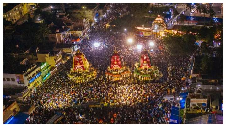 इसी समय भगवान जगन्नाथ अपने बड़े भाई बलराम और बहन सुभद्रा के साथ रथ पर विराजकर गुंडीचा मंदिर की ओर प्रस्थान करते हैं.