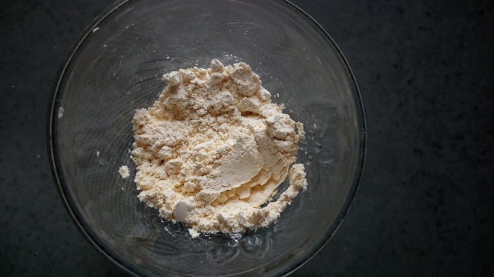 এরপরে ওই মিশ্রণ ঘন হয়ে গেলে তার মধ্যে কিছুটা জল দিন। ভাল করে মিশিয়ে নিয়ে তার মধ্যে সবজিগুলো দিয়ে দিন। ভাল করে মিশিয়ে নিয়ে ১৫ মিনিট মতো রান্না করুন