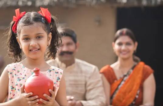સરકાર દ્વારા રોકાણની ઉંમર પણ નક્કી કરવામાં આવી છે અને તેની સાથે સરકારે આ યોજનામાં રોકાણની મર્યાદા પણ નક્કી કરી છે. તમને જણાવી દઈએ કે સરકારની આ સુકન્યા સમૃદ્ધિ યોજનામાં દરેકને, પછી તે અમીર હોય કે ગરીબ, દરેકને સમાન વ્યાજ દરનો લાભ આપવામાં આવે છે અને તેમાં કોઈ ભેદભાવ નથી.