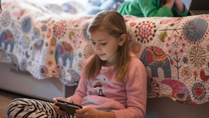 ऑनलाइन गेम्स और सोशल मीडिया की निगरानी करें : अगर बच्चे ऑनलाइन गेम्स खेलते हैं या सोशल मीडिया का इस्तेमाल करते हैं, तो पेरेंट्स को उनकी एक्टिविटी पर नजर रखनी चाहिए. यह सुनिश्चित करें कि वे सुरक्षित और सही तरीके से इनका उपयोग कर रहे हैं.