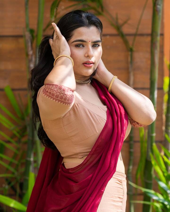 'బలగం' సినిమాలో ప్రియదర్శి జోడీగా కావ్య కళ్యాణ్ రామ్ నటించారు. ఫ్యామిలీ ఎంటరైనర్ అయినా సరే అందులో ప్రియదర్శి, కావ్య మధ్య 'పొట్టి పిల్ల' సాంగ్ ఉంది. అది మంచి హిట్ అయ్యింది. కావ్యను చాలా మంది ఫ్యాన్స్ సరదాగా 'పొట్టి పిల్ల' అంటుంటారు. (Image Courtesy: kavya_kalyanram / Instagram)