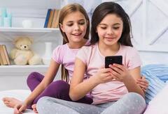 બાળકોના હાથમાં ફોન આપો છો તો જણાવો આ સેફ્ટી ટિપ્સ, નહીં તો થશે નુકસાન