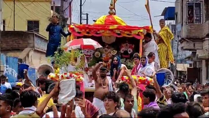 ইসকনের রথযাত্রাকে ঘিরে মাতোয়ারা বাঁকুড়া শহর। সকালে লালবাজার থেকে ইসকনের রথ বের হয়। রথ শহরের বিভিন্ন রাস্তা পরিক্রমা করে।
