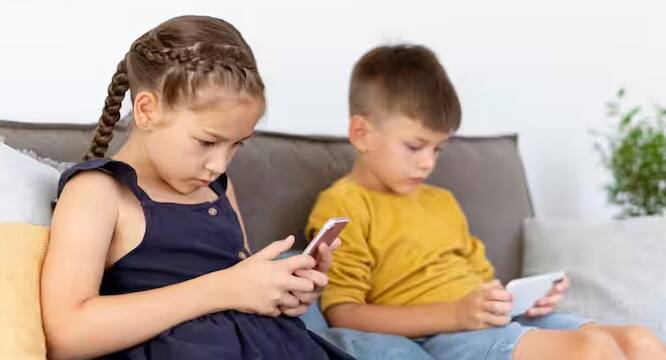 આજકાલ બાળકો વારંવાર ફોનનો ઉપયોગ કરે છે. ફોનનો વધુ પડતો ઉપયોગ બાળકો માટે નુકસાનકારક બની શકે છે જો તેઓ તેનો સુરક્ષિત ઉપયોગ ન કરે તો.