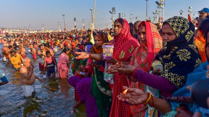 পূর্বপুরুষদের স্মরণ করার সময় জীবনে যা ভুল করেছেন তার জন্য ক্ষমা চান। এতে খুব ভালো ফল পাওয়া যায়। সমস্যার সমাধানও হয়।(ছবি সৌজন্য- পিটিআই)