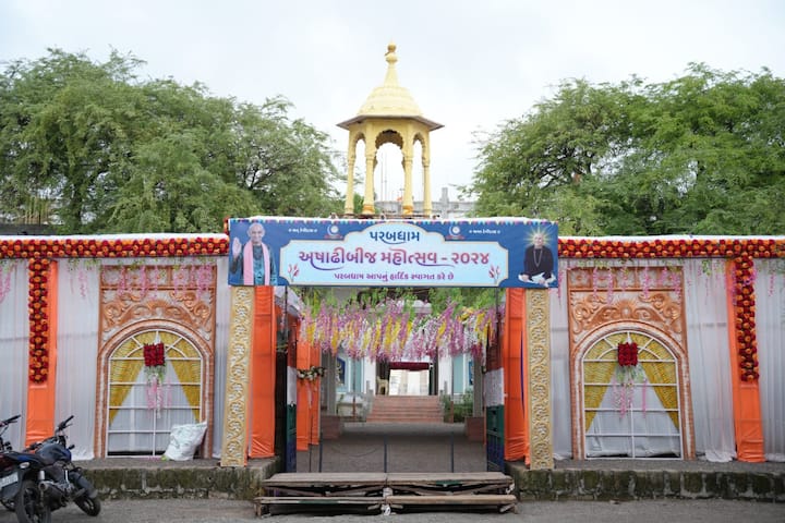 બંદોબસ્ત ફાળવણી દરમિયાન જૂનાગઢ જિલ્લાના પોલીસ વડા હર્ષદ મેહતાની બ્રિફિંગમાં પોલીસકર્મીઓ ગેર હાજર રહ્યા હતા.