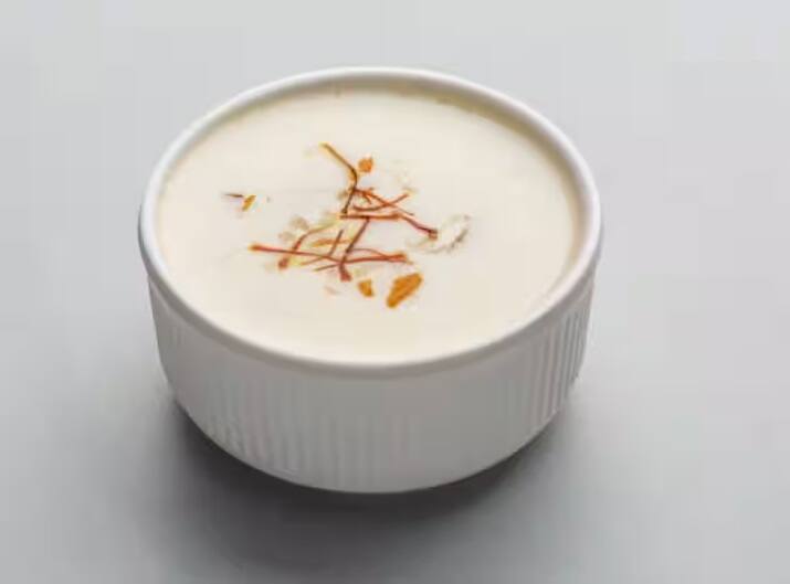 Kheer: હિંદુ ધર્મમાં ચાવલની ખીરનું વિશેષ મહત્વ આપવામાં આવ્યું છે, એ દેવ ખોરાક મનાય છે. માન્યતા છે કે તે વિશેષ દિવસ પર ખુલ્લા આકાશ નીચે  તેને રાખવાથી  અમૃત પ્રાપ્ત થાય છે.