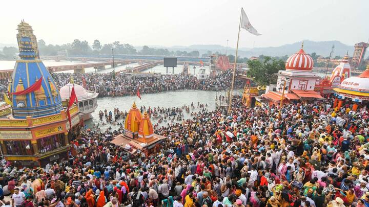 অনেকে জ্যোতিষী পরামর্শ দেন, আষাঢ় অমাবস্যায় স্নানের পর নদীর ধারে কোনও সাধু বা সন্ন্যাসীকে দিয়ে হোম-যজ্ঞ করুন। তা শেষ হলে গরিব মানুষকে সামর্থ্য অনুযায়ী দান করুন। তাহলে কালসর্প দোষ কাটতে পারে। সন্ধ্যায় অশ্বথ গাছের নিচে প্রদীপ জ্বালান। দূর হবে পিতৃদোষ।(ছবি সৌজন্য- পিটিআই)