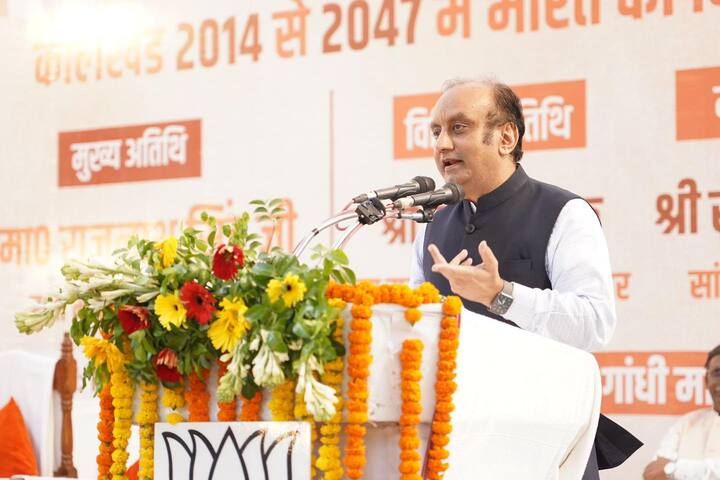 बीजेपी सांसद के मुताबिक, राहुल गांधी से पहले उनके गठबंधन की कॉन्फ्रेंस हुई थी. शीर्षक था 'रेडिकेशन आफ सनातन धर्म.'