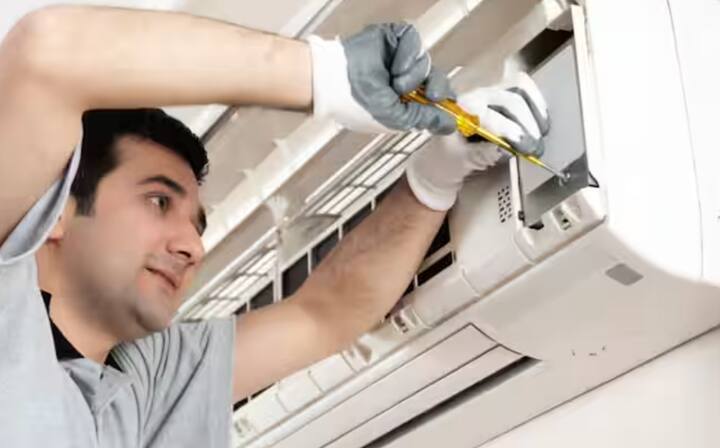 ਅਸਲ 'ਚ ਸਾਲ 'ਚ ਘੱਟੋ-ਘੱਟ ਦੋ ਵਾਰ AC ਦੀ ਸੇਵਾ ਹੋਣੀ ਚਾਹੀਦੀ ਹੈ। ਇਸ ਕਾਰਨ AC ਵਿੱਚ ਕੋਈ ਸਮੱਸਿਆ ਨਹੀਂ ਹੁੰਦੀ ਅਤੇ ਇਹ ਲਗਾਤਾਰ ਠੰਡੀ ਹਵਾ ਦਿੰਦਾ ਰਹਿੰਦਾ ਹੈ।