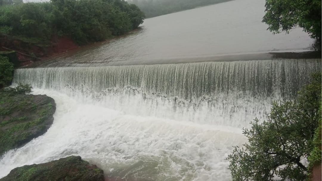 Panchganga river out of capacity for first time in season 38 kolhapuri bandhara under water in Kolhapur district Kolhapur Rain Update : पंचगंगा नदी मोसमात प्रथमच पात्राबाहेर; कोल्हापूर जिल्ह्यातील 38 बंधारे पाण्याखाली