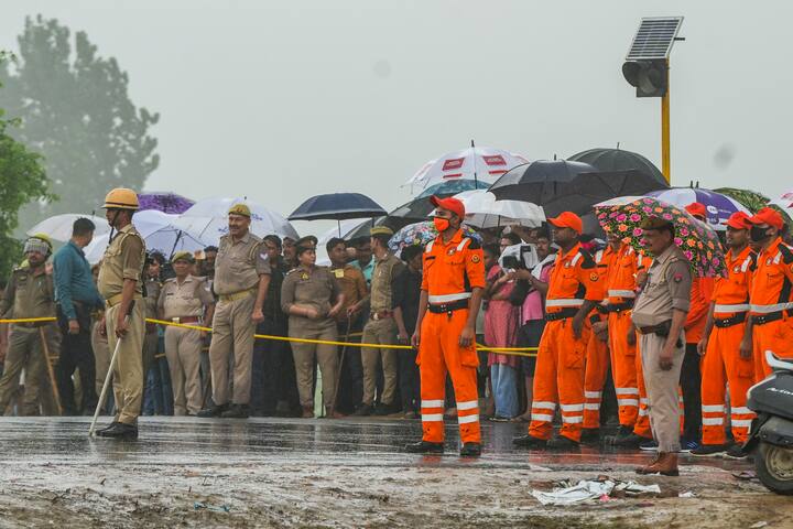 आचार्य प्रमोद कृष्णम ने कहा कि जिम्मेदार सब हैं पर खोजना यह है कि गुनहगार कौन है. दूसरी बात यह कि क्या हम यह कहना चाहते हैं कि जहां कभी भी भीड़ जुटती है, क्या उन कार्यक्रमों को बैन कर दिया जाए? ये भी गलत होगा.