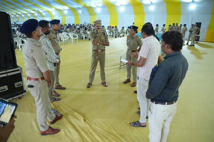 જૂનાગઢ જિલ્લાના પોલીસ વડા દ્વારા ગેરહાજર રહેલા તમામ પોલીસ કર્મચારીઓને પાંચ હજાર રૂપિયાનો દંડ ફટકારાયો હતો.