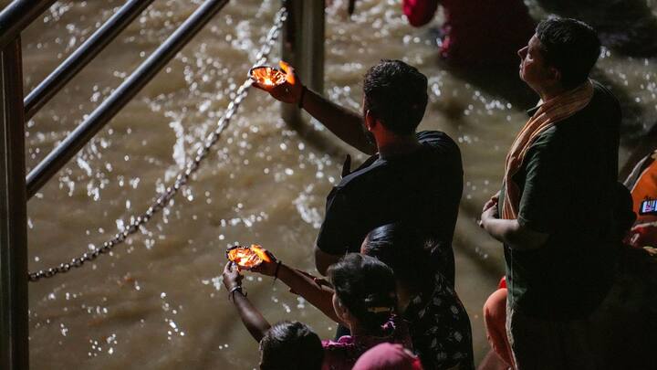 আষাঢ় অমাবস্যায় কাক, কুকুর, গরু বা যে কোন ধরনের পশু ও পাখিকে খাবার এবং জল দিন। এতে দেবতাদের পাশাপাশি সন্তুষ্ট হন পূর্বপুরুষরাও।(ছবি সৌজন্য- পিটিআই)