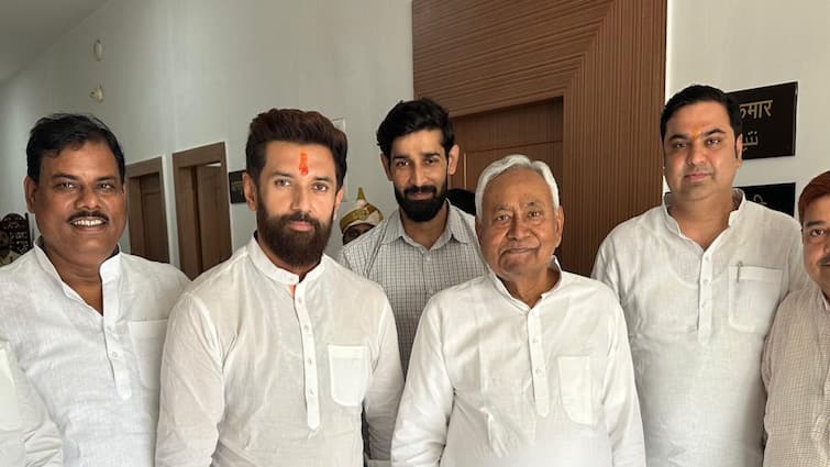 Chirag Paswan met CM Nitish Kumar on issue of bridge and Chowkidar After Lok Sabha elections Chirag Paswan: चिराग पासवान सुबह-सुबह सीएम नीतीश से क्यों मिलने पहुंच गए? केंद्रीय मंत्री ने बताई सारी बात