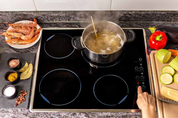 Kitchen Tips: ਅੱਜਕੱਲ੍ਹ ਹਰ ਘਰ 'ਚ ਇੰਡਕਸ਼ਨ ਸਟੋਵ ਮੌਜੂਦ ਹੈ, ਪਰ ਇਸ ਨੂੰ ਸਾਫ਼ ਕਰਨਾ ਮੁਸ਼ਕਿਲ ਹੈ। ਅਜਿਹੇ 'ਚ ਇਹ ਟਿਪਸ ਤੁਹਾਡੇ ਲਈ ਬਹੁਤ ਫਾਇਦੇਮੰਦ ਹੋਣਗੇ।