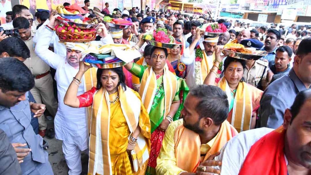 Golconda Ashada Bonalu 2024 huge devotees rush at golconda bonalu festival Golconda Bonalu 2024: ఘనంగా ప్రారంభమైన గోల్కొండ బోనాలు, పోటెత్తిన భక్తులు- జగదాంబికకు తొలిబోనం