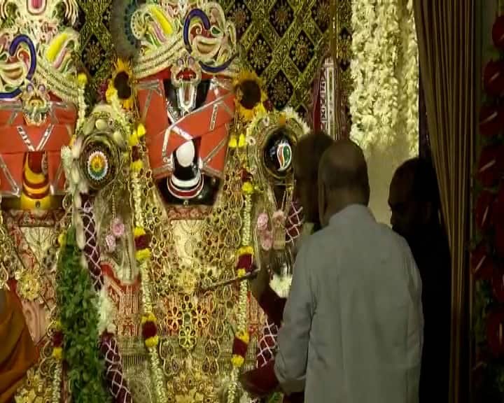 भगवान के नेत्रोत्सव समारोह को देखते अमित शाह।