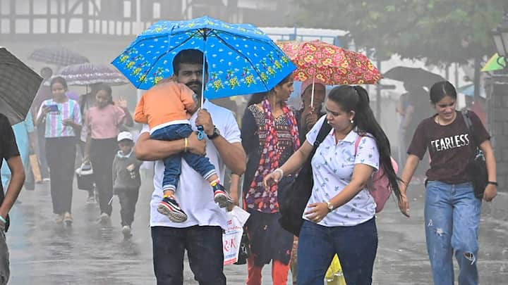 Delhi Weather Update: दिल्ली में भारी बारिश से लोगों को भीषण गर्मी से निजात तो मिली, लेकिन अब उमस से लोगों का जीना मुहाल हो गया है. बारिश को लेकर आईएमडी का अनुमान भी सही साबित नहीं हो रहा है.