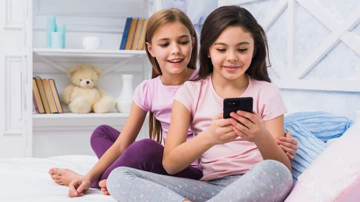 अजनबियों से बात न करें : फोन पर अजनबियों से बात करना या उनके मैसेज का जवाब देना खतरनाक हो सकता है. बच्चों को बताएं कि अगर कोई अजनबी उनसे संपर्क करता है, तो वे तुरंत आपको बताएं.