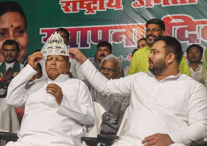 जन सुराज की ओर से कहा गया कि राजद बेचारी अपने दल की अफरा-तफरी और पार्टी छोड़कर जाने वाले नेताओं को रोकने के लिए अपने नेताओं और कार्यकर्ताओं को धमका रही है.