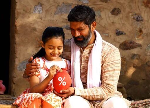 સુકન્યા સમૃદ્ધિ યોજના કેન્દ્ર સરકાર દ્વારા ચલાવવામાં આવતી એક ઉત્તમ યોજના છે. આ યોજના દીકરીઓ માટે વરદાન બનીને ઉભરી આવી છે. આજે દેશના લાખો લોકોએ તેમની દીકરીના નામે આ યોજનામાં રોકાણ કર્યું છે જેથી કરીને તેમની દીકરીનું ભવિષ્ય ઉજ્જવળ બની શકે. જ્યારથી ભારત સરકાર દ્વારા આ યોજના શરૂ કરવામાં આવી છે, ત્યારથી સમગ્ર વિશ્વમાં તેની ચર્ચા અને પ્રશંસા થઈ રહી છે. સરકારની આ યોજનામાં દીકરીના નામે ખાતું ખોલવામાં આવે છે અને તેમાં દીકરીના માતા-પિતા દ્વારા રોકાણ કરવામાં આવે છે.